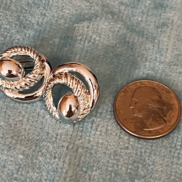 ❤️Silver Knot Earrings clip
A-10 - Picture 4 of 4